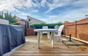 Outdoor dining - Awesome home in La Palmyre with WiFi (La Palmyre)