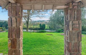 A stone pavilion with a view of a grassy area and a body of water. - 6 bedroom beautiful home in Touvre (Touvre)