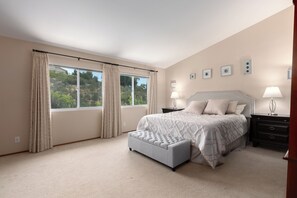 4 bedrooms, iron/ironing board, WiFi, bed sheets - Family Home in Luxurious Scripps Ranch! (San Diego)