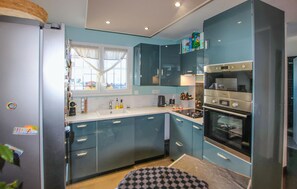 Fridge, microwave, oven, stovetop - Stunning home in Sommières (Sommières)