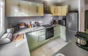 Refrigerador, horno, lavavajillas y cafetera y tetera 