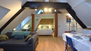 Ein gemütliches Schlafzimmer im Dachgeschoss mit einer erhöhten Essecke.