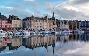 A harbor with historic buildings and boats. - 1 bedroom nice apartment in Honfleur (Honfleur)