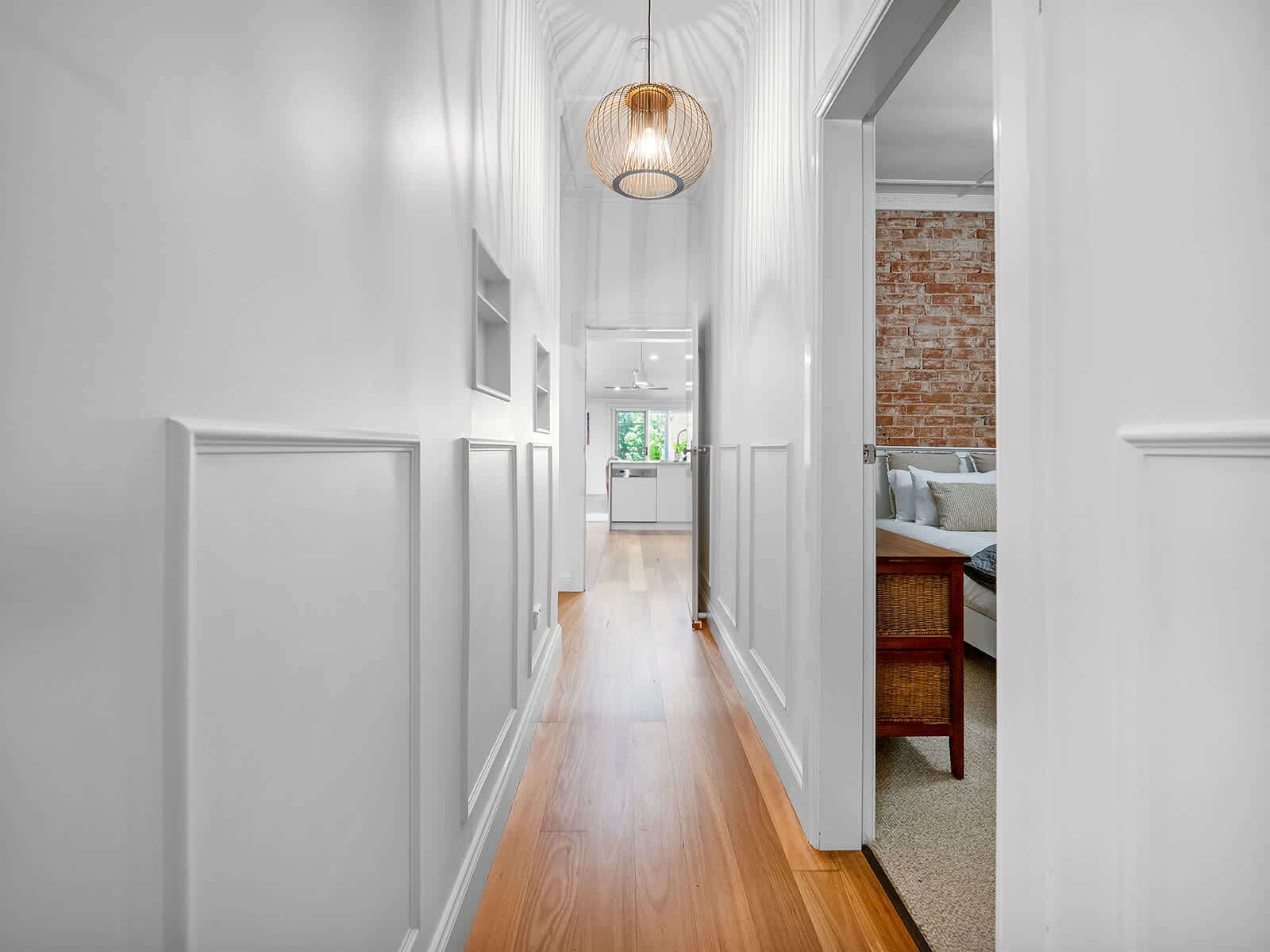 Tabla de planchar con plancha, cuna de viaje, wifi y ropa de cama