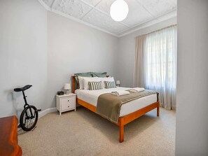 Een strijkplank/strijkijzer, reisbedje, wifi, beddengoed