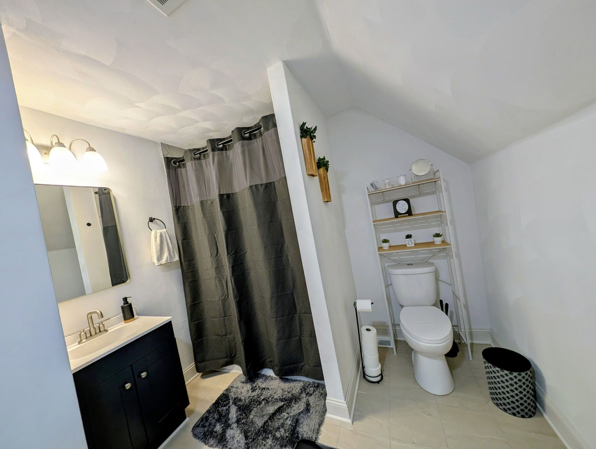 Secadora de cabello, toallas, jabón, papel de baño 