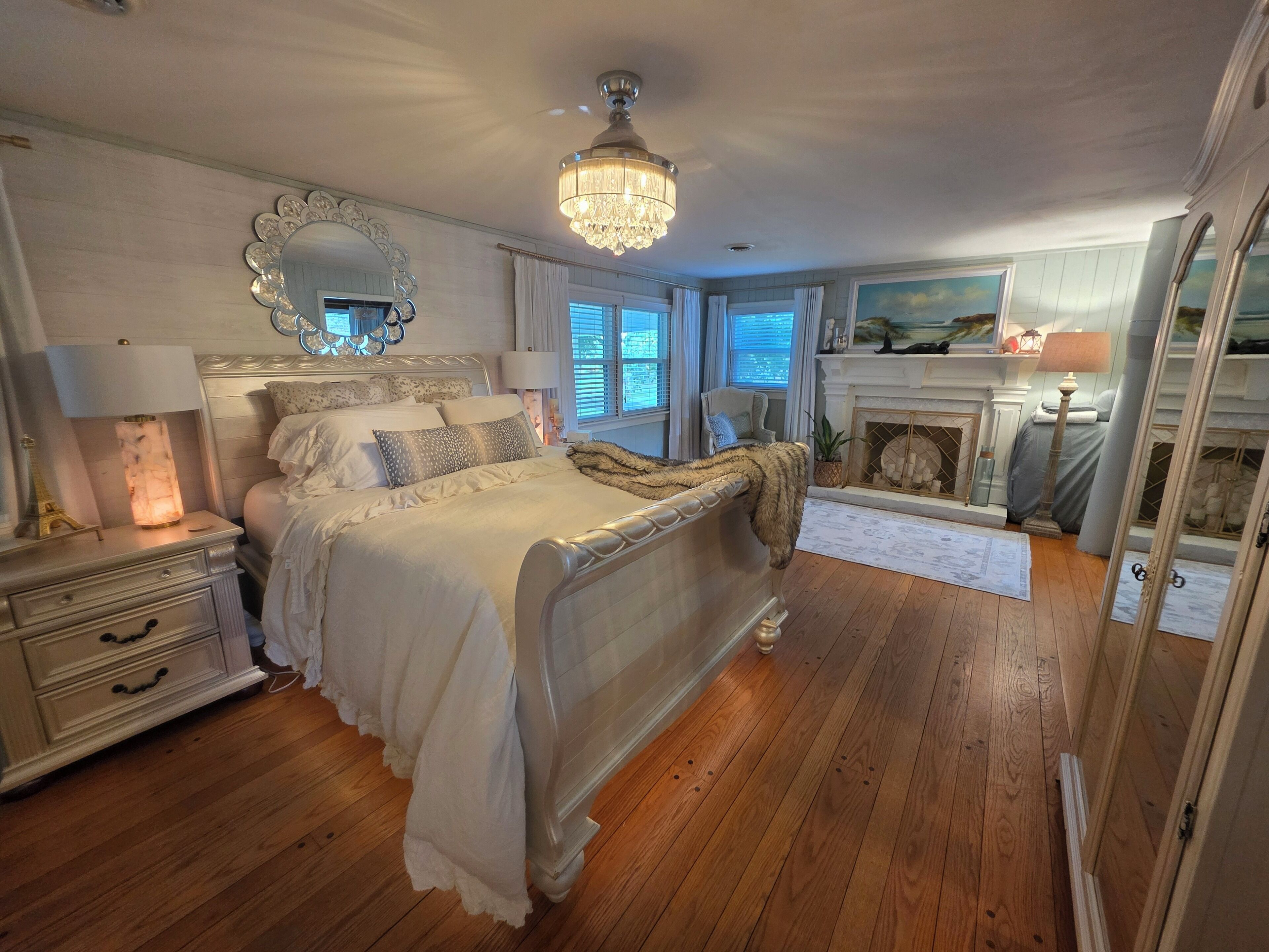 Desk, free WiFi, bed sheets