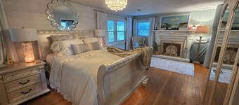 Fantastic 4-bedroom house with pool and pier near Solomons Island