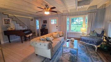 Älytelevisio, takka, tietokoneen näyttö, tulostin