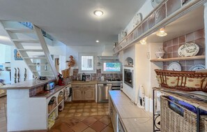 Fridge, microwave, oven, stovetop - Beautiful home in Roquebrune-Sur-Argens (Roquebrune-Sur-Argens)