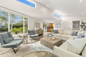 Smart TV - Casa de la Luz | Luxury Coastal Retreat in the Heart of Encinitas (Encinitas)