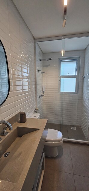 Sèche-cheveux, serviettes fournies, savon, papier toilette