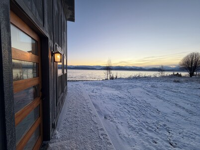 Stunning modern 2-bedroom Beach House with waterfront and glacier views