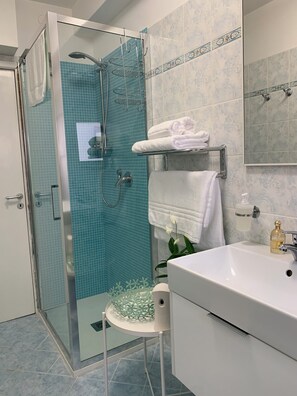 Shower, hair dryer, bidet, towels - Beautiful apartment with terrace. Centrally located between St. Mark's Square and Rialto! (Venedig)