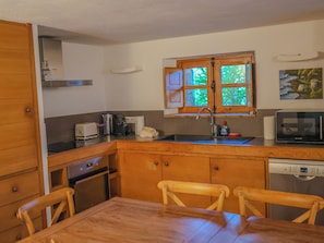 Wasserkocher mit Kaffee-/Teezubehör, Kühlschrank, Mikrowelle, Ofen