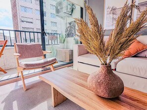 Living area - Modern 2BR/2BA apart w/ Parking &A/C, Sleeps 6 (Santiago)