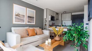 Living area - Modern 2BR/2BA apart w/ Parking &A/C, Sleeps 6 (Santiago)