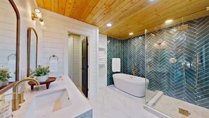 Shower, hair dryer, towels, soap - Tranquil 3-bedroom cabin with AC in charming Alto (Alto)