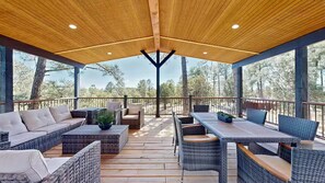 Outdoor dining - Tranquil 3-bedroom cabin with AC in charming Alto (Alto)