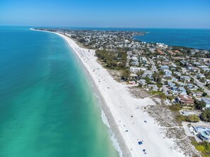 Sun-loungers, beach towels - Large Group Getaway/Family Vacation+6 BR/4 BA+3 Miles to AMI Beaches+Firepit! (Bradenton)