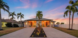 Exterior - Large Group Getaway/Family Vacation+6 BR/4 BA+3 Miles to AMI Beaches+Firepit! (Bradenton)