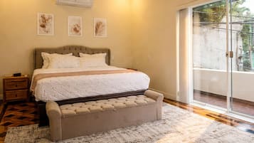 4 habitaciones, escritorio, tabla de planchar con plancha y wifi