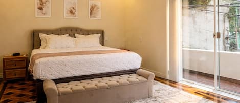 4 bedrooms, iron/ironing board, WiFi, bed sheets