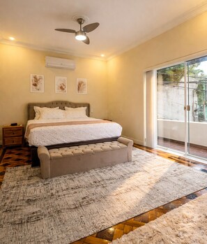 4 bedrooms, desk, iron/ironing board, WiFi