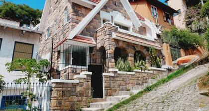 Gorgeous 4-bedroom house with AC in vibrant Copacabana-Rio de Janeiro