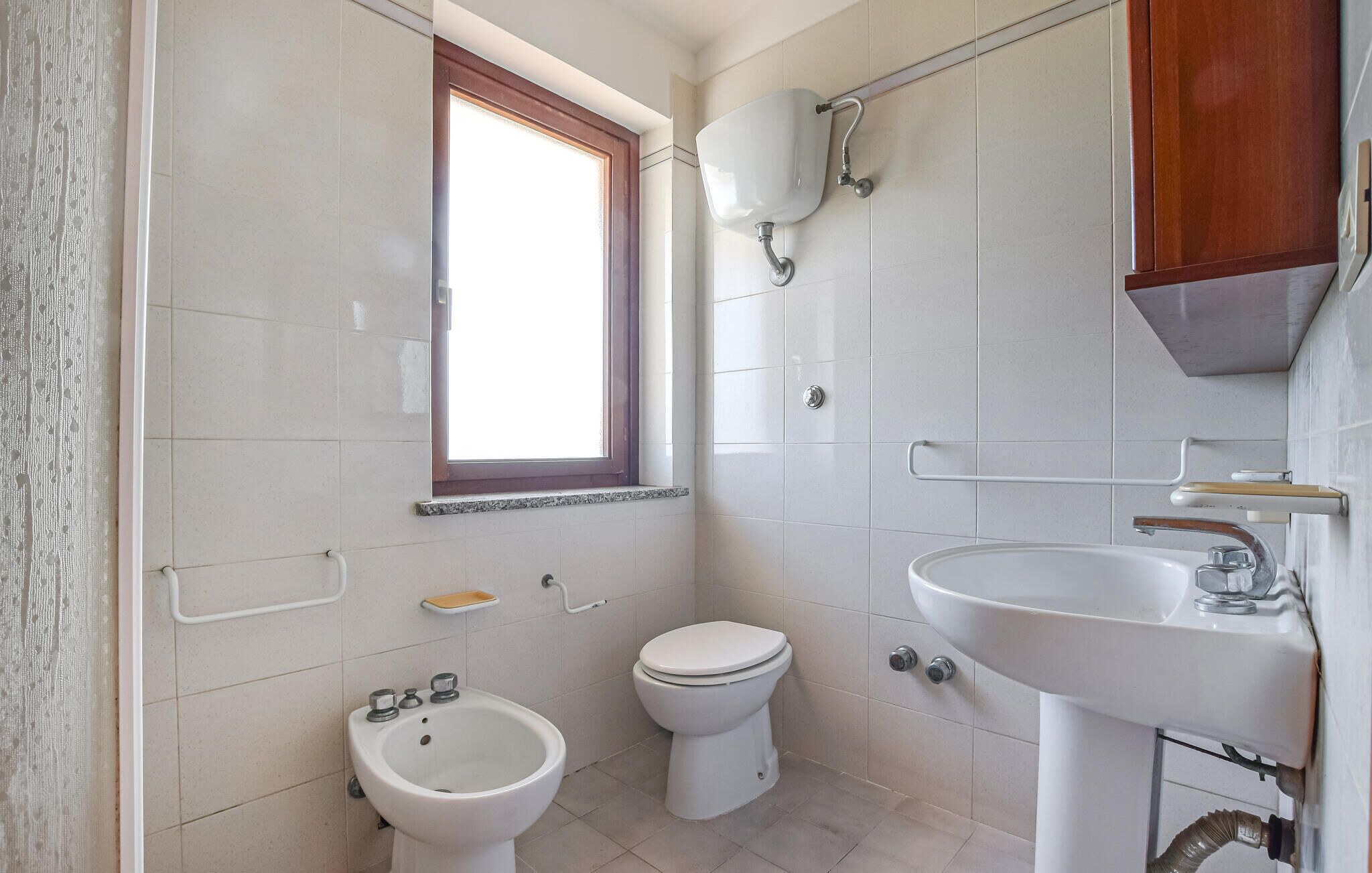 Ein Badezimmer mit Toilette, Bidet und Waschbecken.