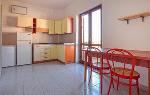 Refrigerador, parrilla de estufa y cafetera y tetera 