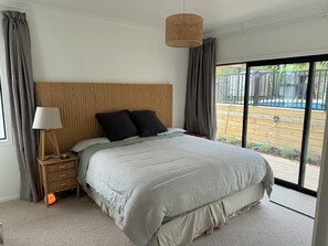 4 habitaciones, tabla de planchar con plancha, wifi y ropa de cama 