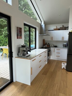 雪櫃、微波爐、焗爐、爐具