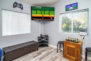 Games room - The Nest-2 K Beds-Game Room-Deck-5 min to Mariposa (Mariposa)
