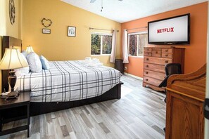   デスク、アイロン / アイロン台、WiFi (無料)、ベッドシーツ