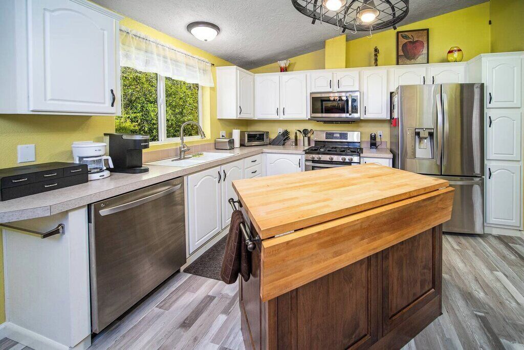 Refrigerador, microondas, horno y parrilla de estufa 