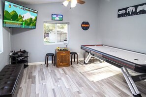 Games room - The Nest-2 K Beds-Game Room-Deck-5 min to Mariposa (Mariposa)