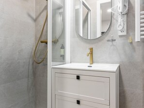Douche, sèche-cheveux, serviettes fournies