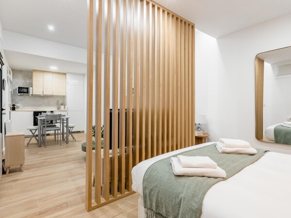 Iron/ironing board, internet, bed sheets