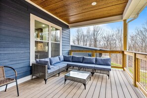 Terrace/patio - Amenities! INDOOR Pickleball🏓Basketball🏀 HotTub🔥Pool Table🎱Slide🛝Theater🍿Family (French Lick)