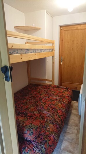 Room - Studio for 4 to 5 people, "Edelweiss" with mountain view balcony (Le Biot)