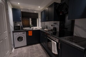 Microwave, oven, stovetop - Wonderful 2-bedroom house in Lon perfect for a relaxing getaway (Lon)