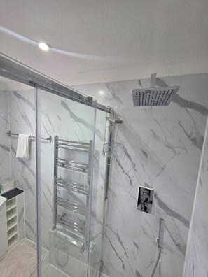 Shower, hair dryer, towels, soap - Wonderful 2-bedroom house in Lon perfect for a relaxing getaway (Lon)