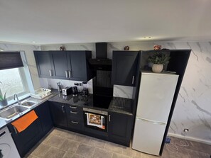 Microwave, oven, stovetop - Wonderful 2-bedroom house in Lon perfect for a relaxing getaway (Lon)