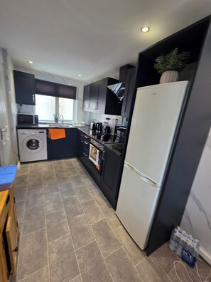Microwave, oven, stovetop - Wonderful 2-bedroom house in Lon perfect for a relaxing getaway (Lon)
