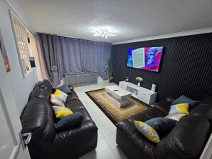 TV - Wonderful 2-bedroom house in Lon perfect for a relaxing getaway (Lon)