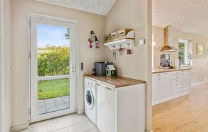 Een koelkast, een kookplaat, een vaatwasser