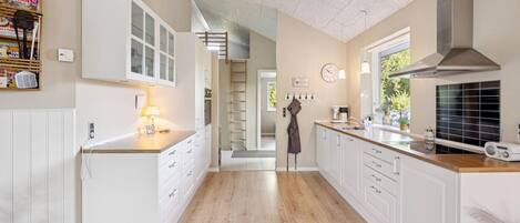 Kjøleskap, kokeplater, oppvaskmaskin og kaffetrakter/tekoker