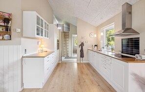 Fridge, stovetop, dishwasher, coffee/tea maker - Stunning home in Farsø with WiFi (Farsø)