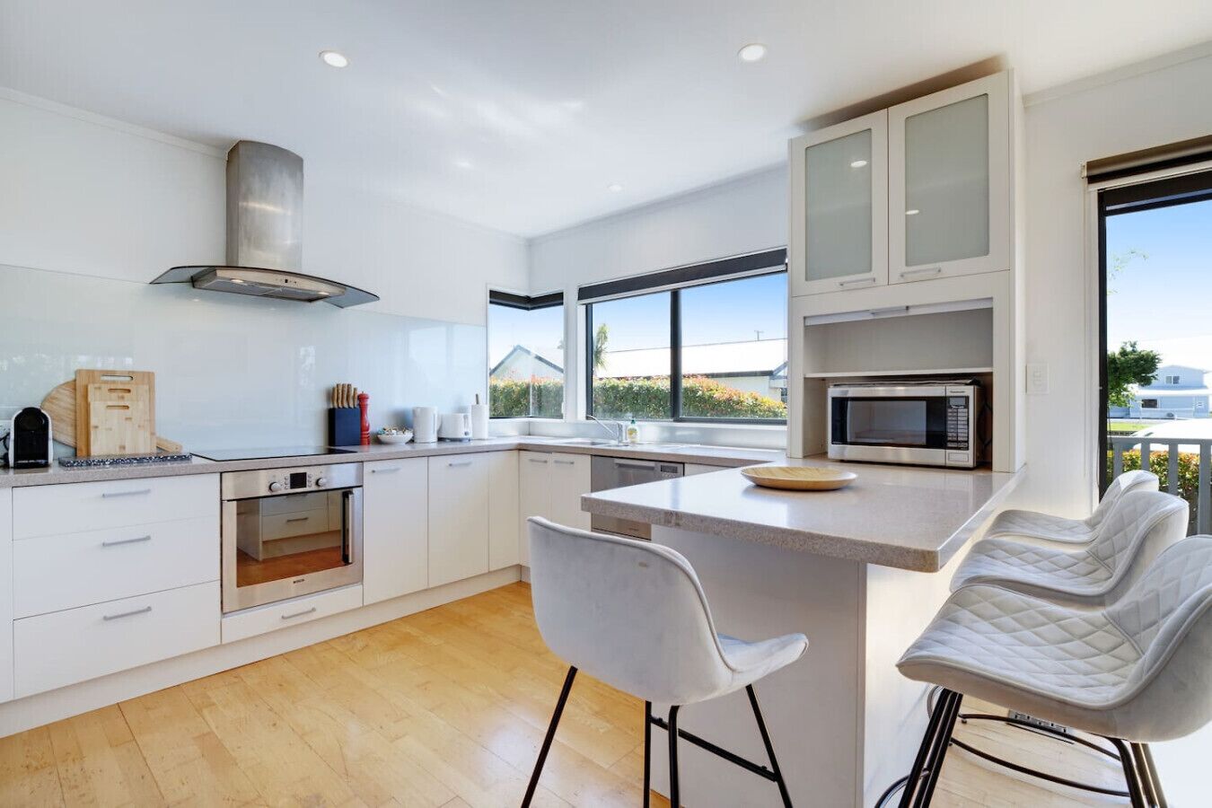 Jääkaappi, mikroaaltouuni, uuni, liesi